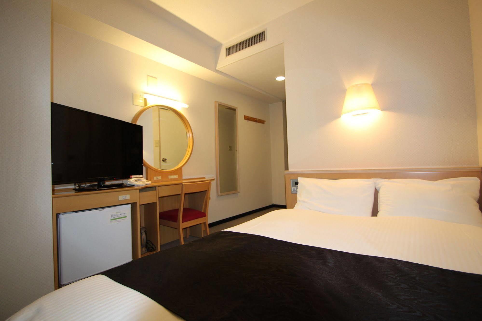 Apa Hotel Tonami Ekimae Екстер'єр фото