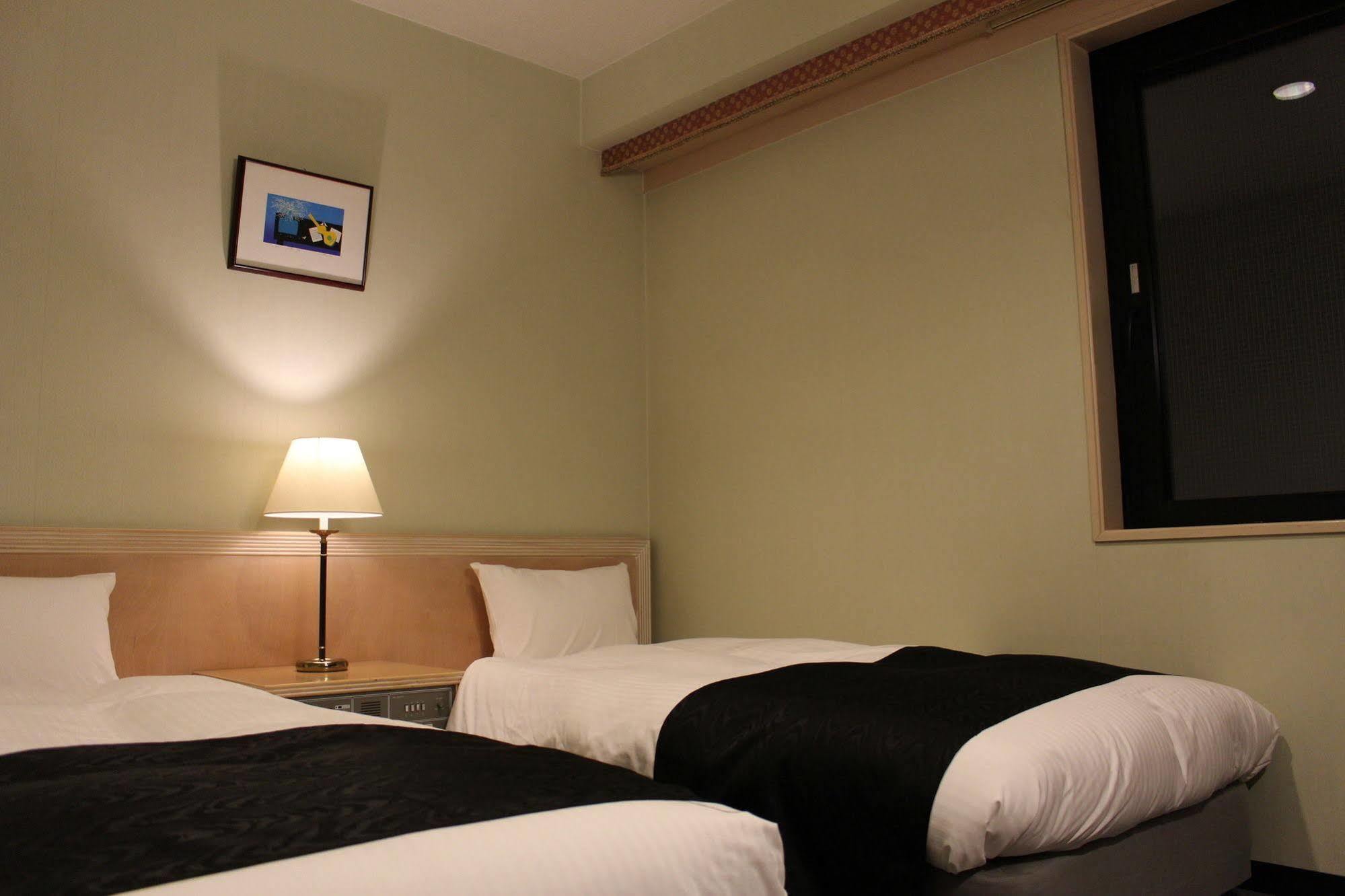 Apa Hotel Tonami Ekimae Екстер'єр фото